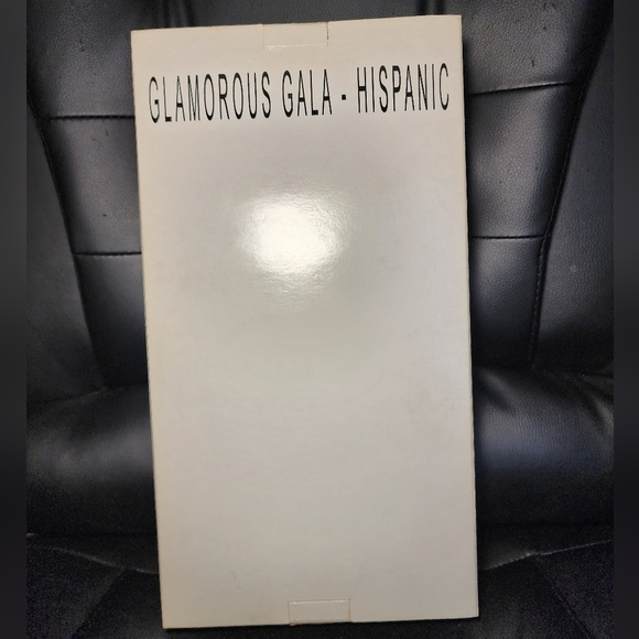Glamorous Gala Hispanic Brunette Barbie 2003 - Picture 2 of 7